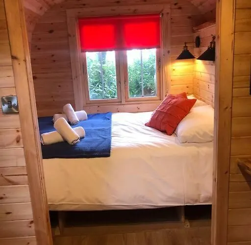 Waterside Cader Cabin With Hot Tub